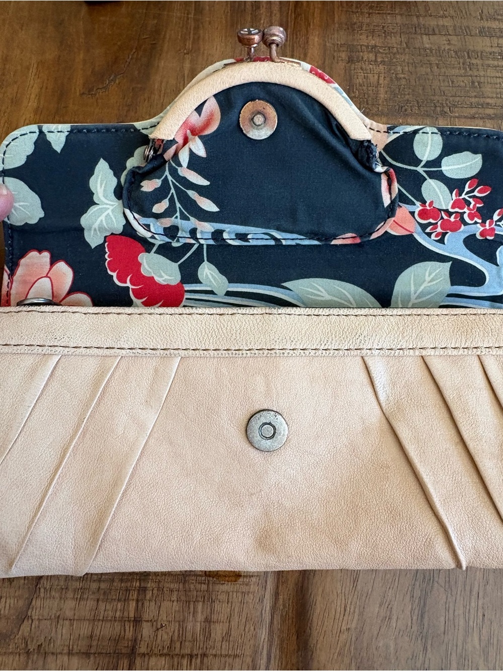 Lucky Brand Leather Wallet Beige - Picture 4 of 13